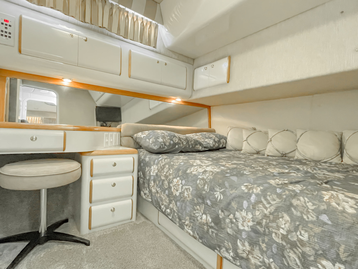 Sea Ray-Sedan Bridge 1995-Paradise II Naples-Florida-United States-VIP Stateroom -Queen Bed with Storage Beneath and Vanity w/Seat -2603401 | Thumbnail