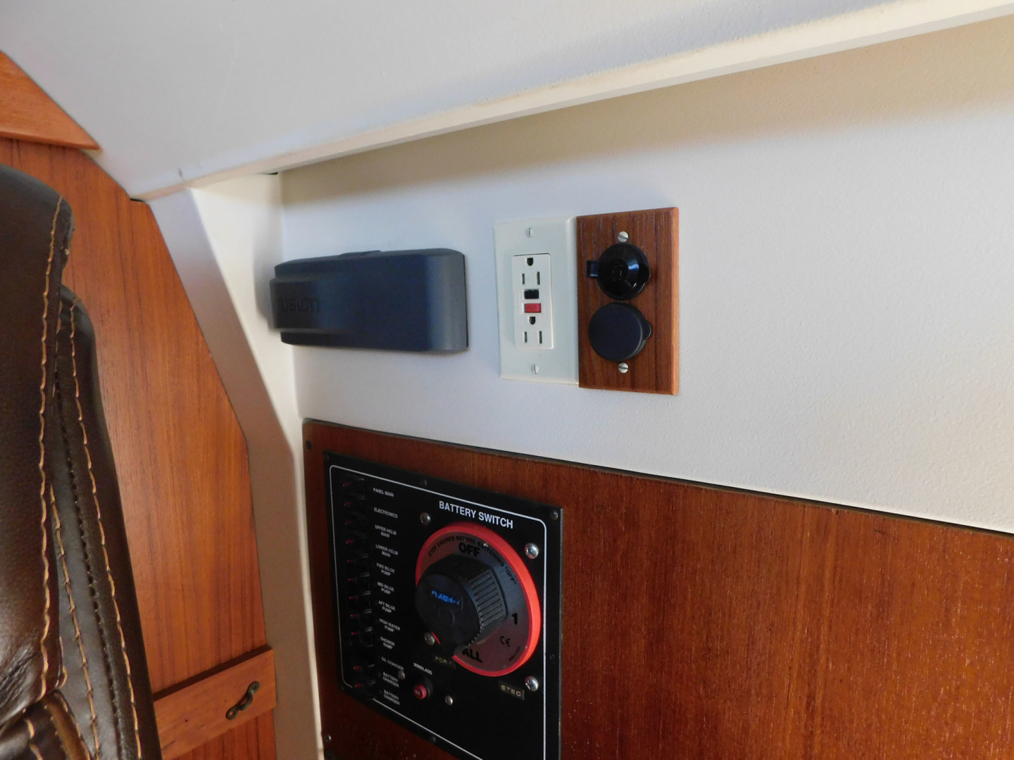 Mainship-390 Trawler 2001-Penguins Paradise Merritt Island-Florida-United States-Battery Switch-3153964 | Thumbnail