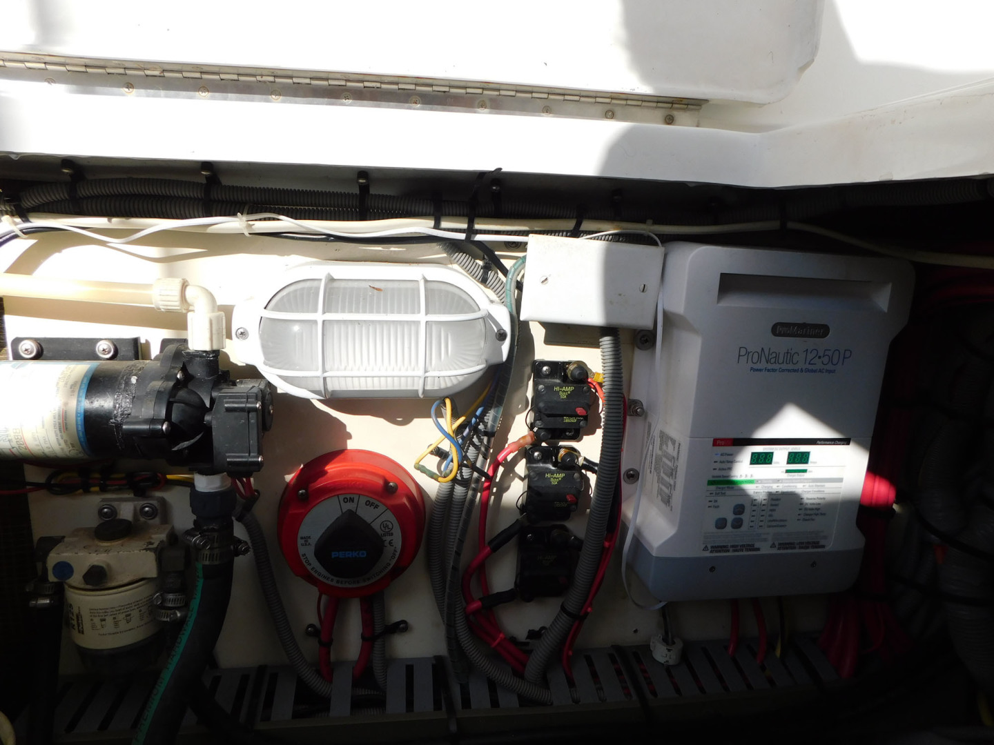Mainship-390 Trawler 2001-Penguins Paradise Merritt Island-Florida-United States-Battery Terminal-3153994 | Thumbnail
