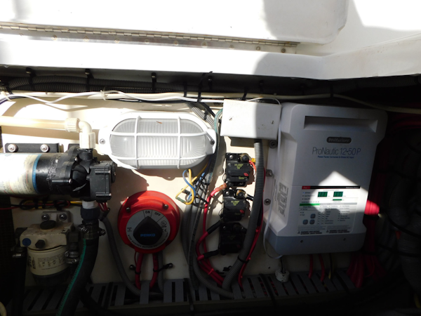 Mainship-390 Trawler 2001-Penguins Paradise Merritt Island-Florida-United States-Battery Terminal-3153994