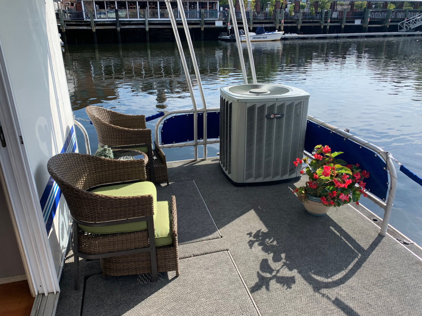 Lakeview-Houseboat 2006-Paradise Found Providence-Rhode Island-United States-Stern Deck-3162099 | Thumbnail