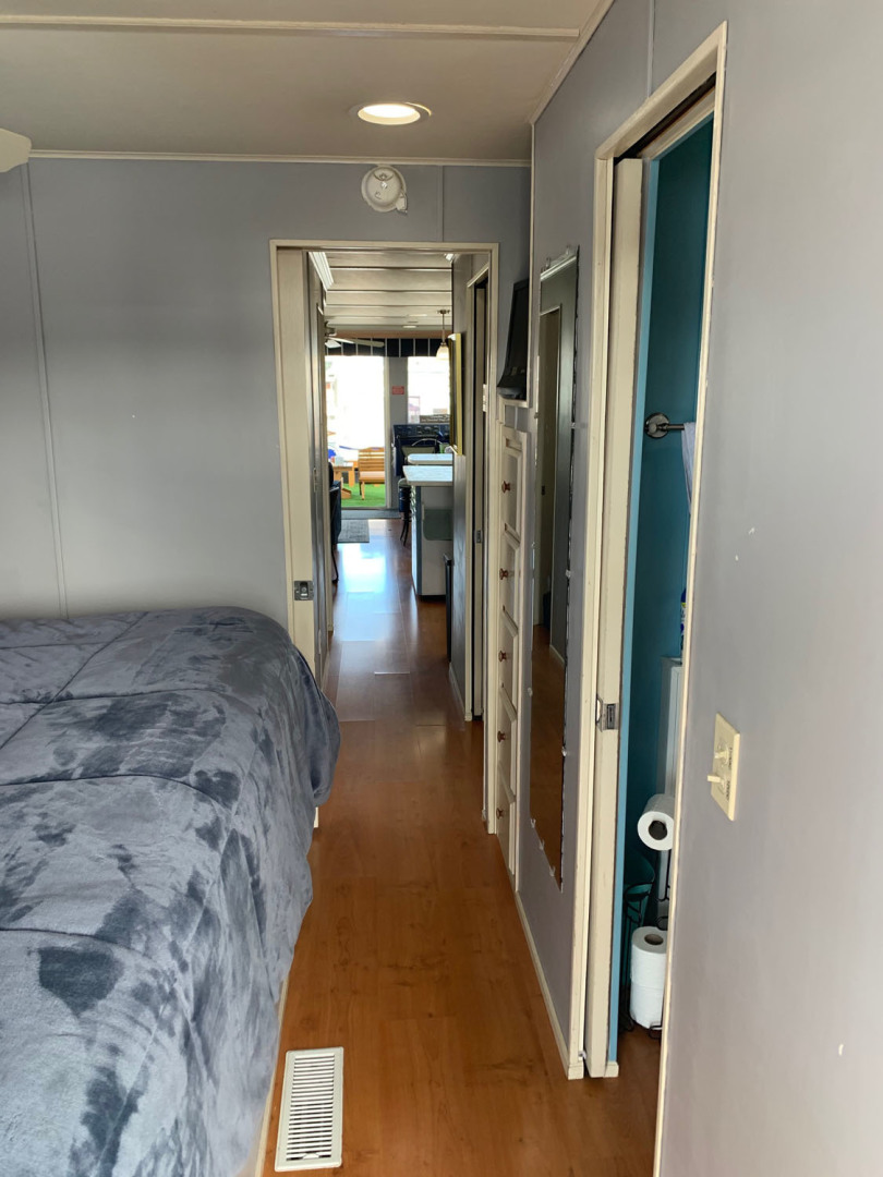 Lakeview-Houseboat 2006-Paradise Found Providence-Rhode Island-United States-Hanging Closet-3162075 | Thumbnail