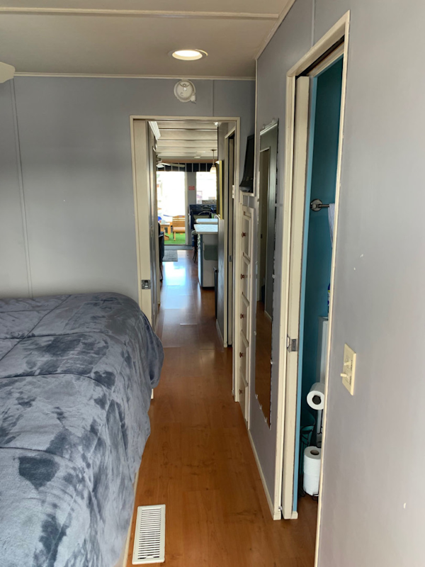 Lakeview-Houseboat 2006-Paradise Found Providence-Rhode Island-United States-Hanging Closet-3162075