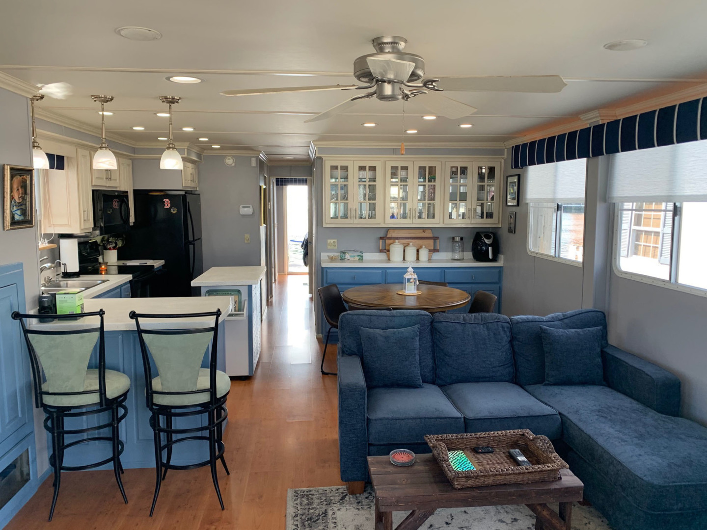Lakeview-Houseboat 2006-Paradise Found Providence-Rhode Island-United States-Large Picture Window-3162066 | Thumbnail