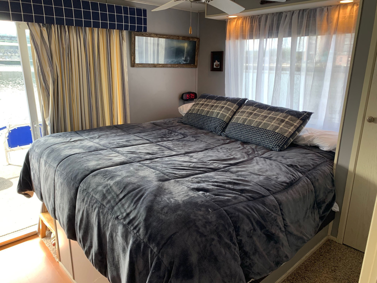 Lakeview-Houseboat 2006-Paradise Found Providence-Rhode Island-United States-King Size Bed-3162073 | Thumbnail