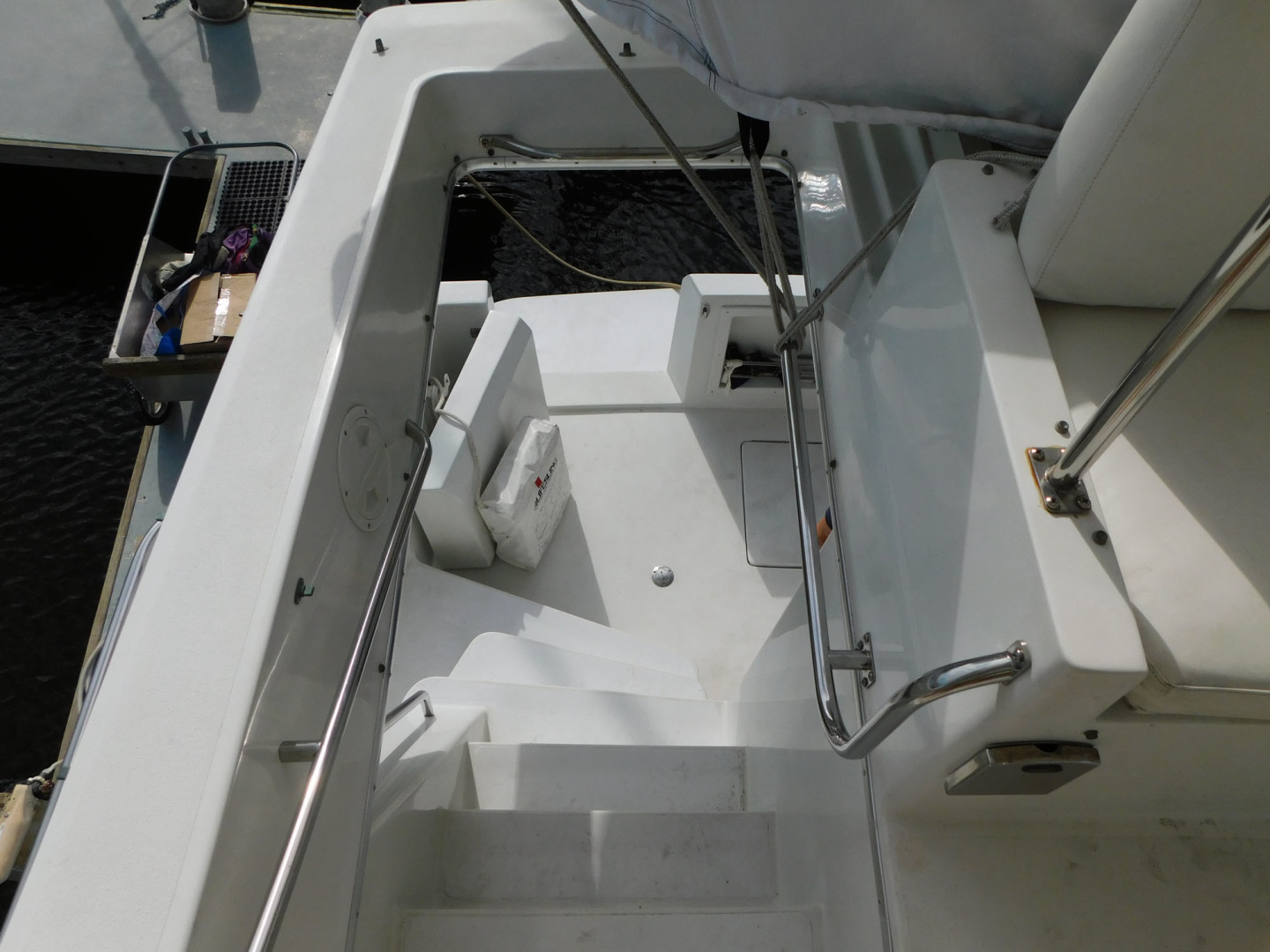 Navigator-4200 Classic Pilothouse 1997 -Melbourne-Florida-United States-Moulded In Stairs From Flybridge To Cockpit-3166557 | Thumbnail