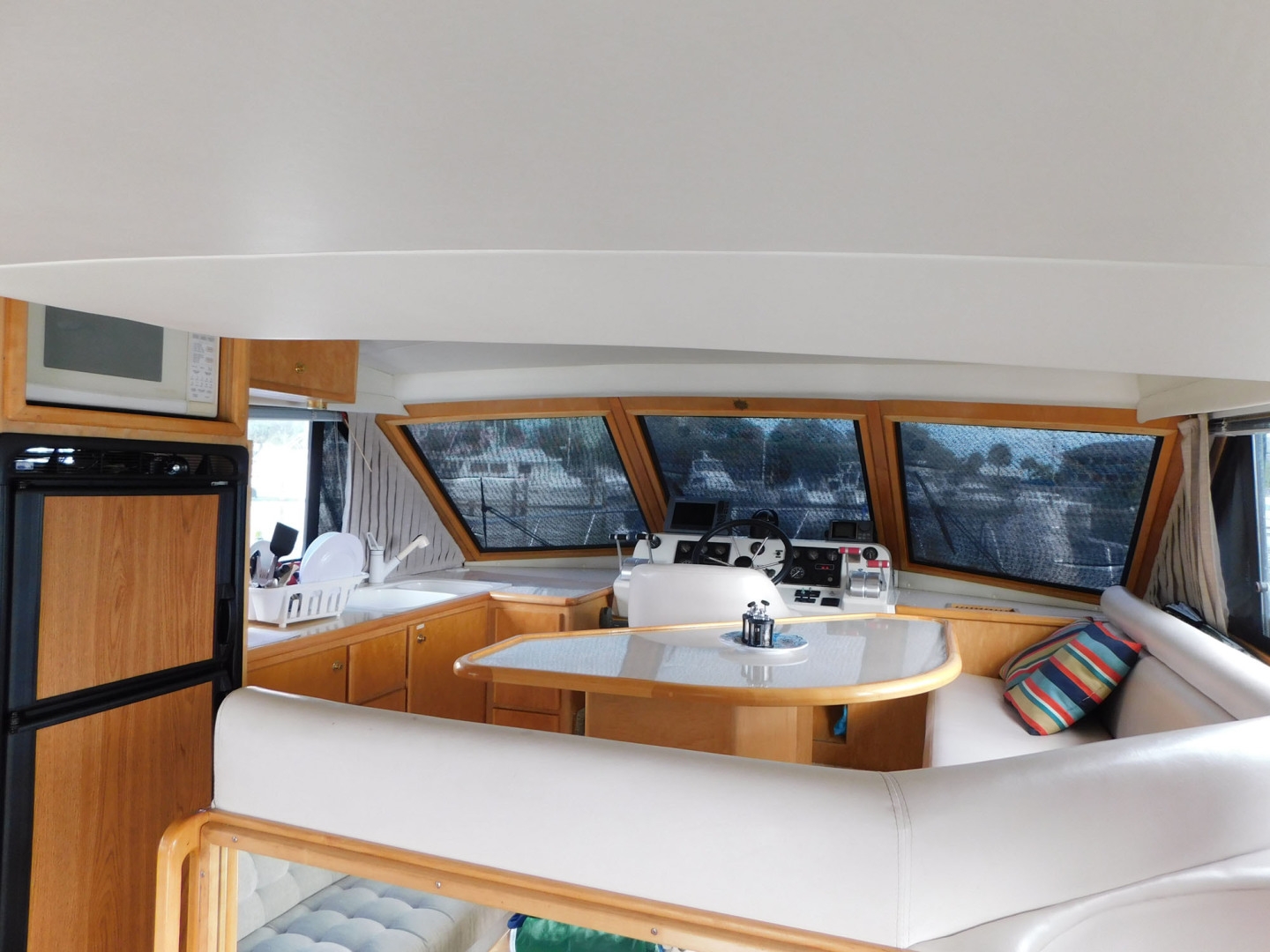 Navigator-4200 Classic Pilothouse 1997 -Melbourne-Florida-United States-Galley Port Forward And Dinette To Starboard-3166525 | Thumbnail