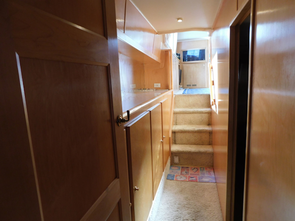 Navigator-4200 Classic Pilothouse 1997 -Melbourne-Florida-United States-Hallway Looking To Salon Steps-3166535