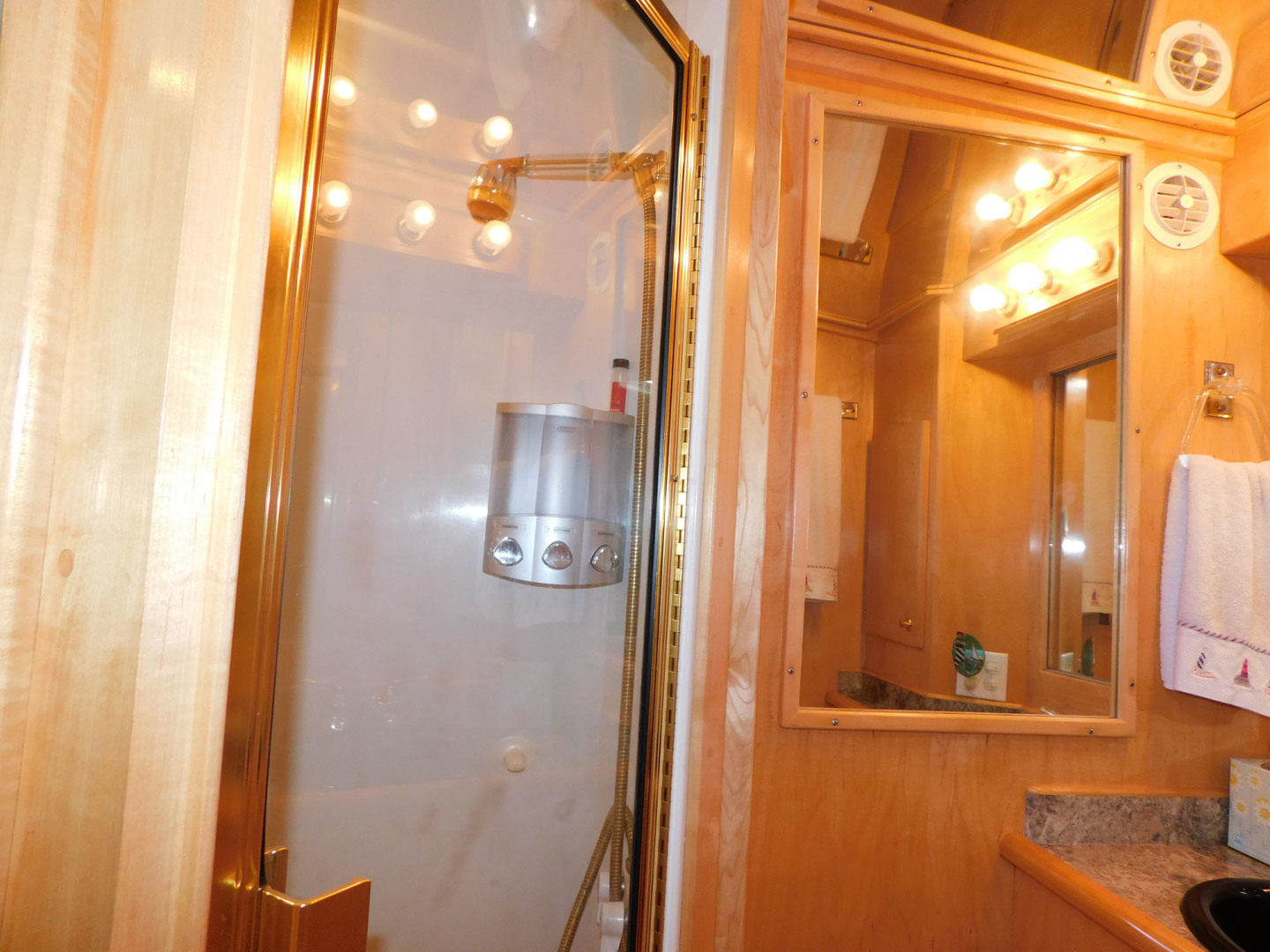 Navigator-4200 Classic Pilothouse 1997 -Melbourne-Florida-United States-Guest Shower-3166544 | Thumbnail