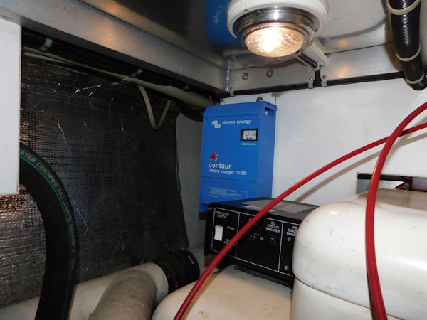 Navigator-4200 Classic Pilothouse 1997 -Melbourne-Florida-United States-Battery Charger-3166567