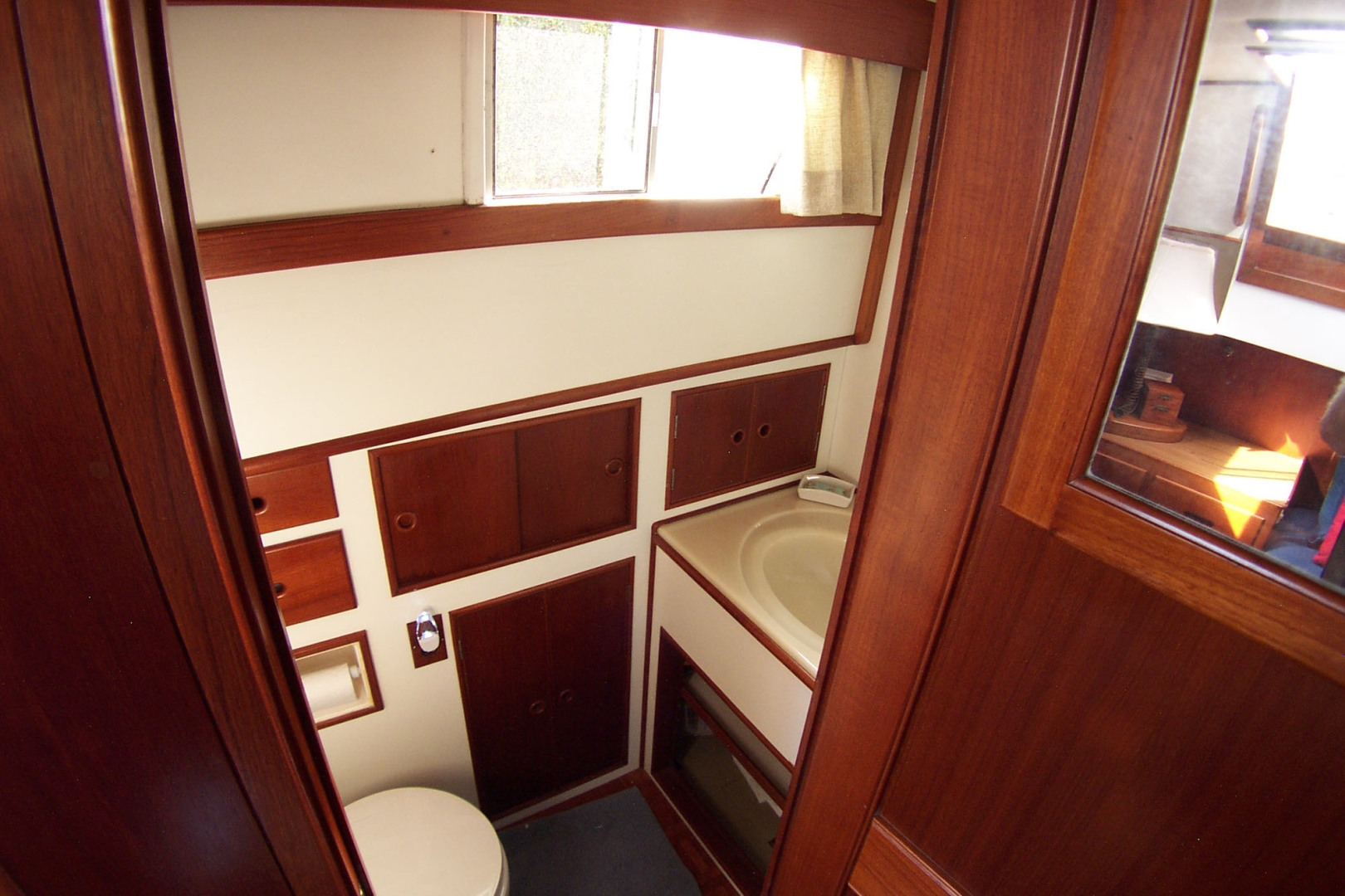 Grand Banks-42 Classic 1989-STARPATH Hobe Sound-Florida-United States-Master Stateroom En-Suite Head To Portside-3168887 | Thumbnail