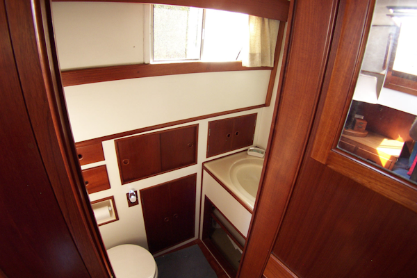Grand Banks-42 Classic 1989-STARPATH Hobe Sound-Florida-United States-Master Stateroom En-Suite Head To Portside-3168887