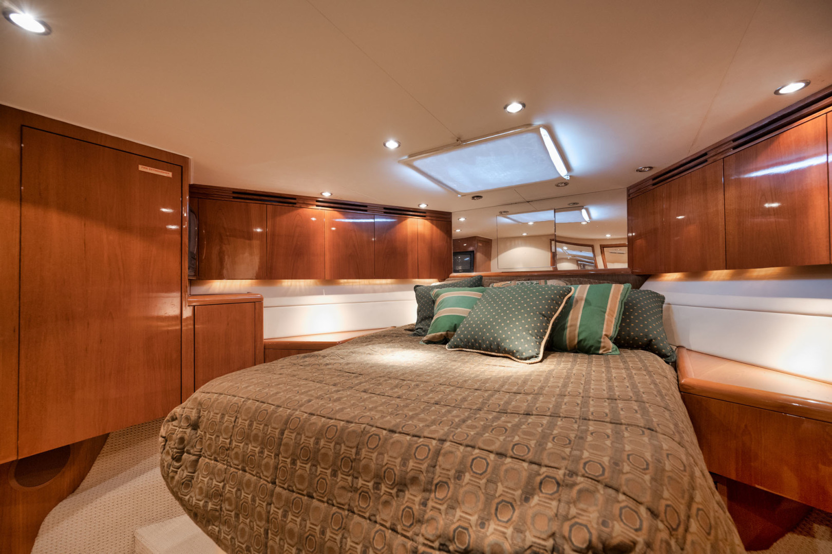 Hatteras-60 Convertible 2000-Mango Moon Coral Gables-Florida-United States-VIP Stateroom Queen Berth With Under Storage-3178474 | Thumbnail