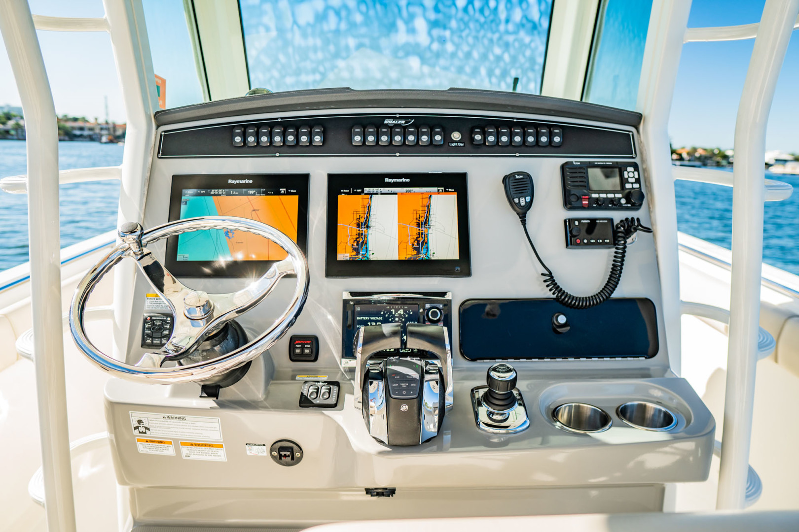 Boston Whaler-330 Outrage 2016 -Fort Lauderdale-Florida-United States-2 X Raymarine Displays-3179611 | Thumbnail