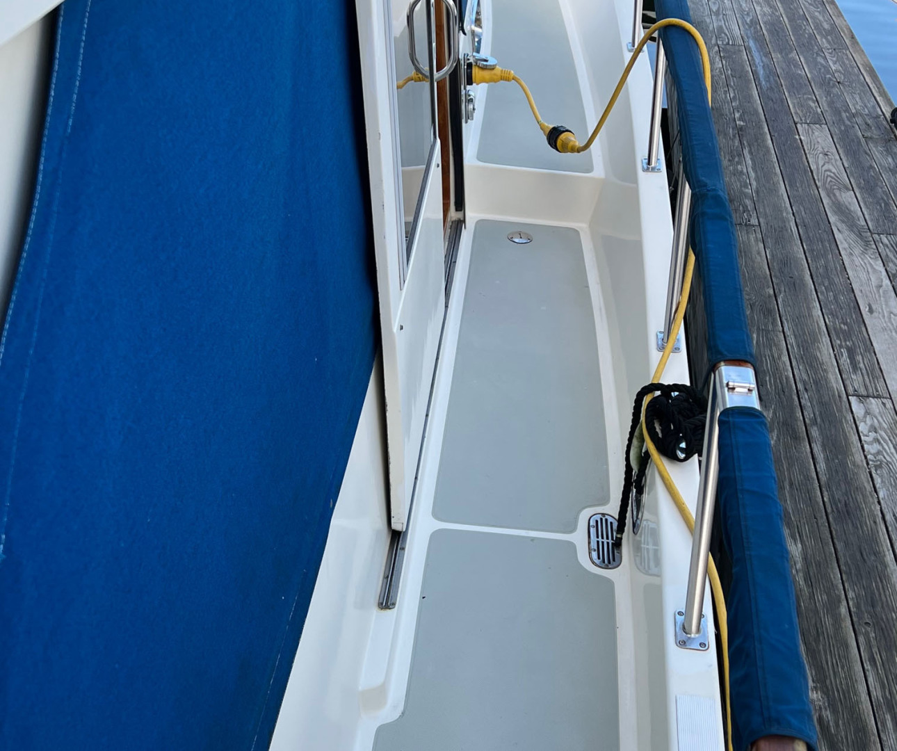 Custom-Taiwan Overseas Sundeck Performance 1986-The Tillie Seattle-Washington-United States-Walkaround Side Deck Starboard-3229922 | Thumbnail