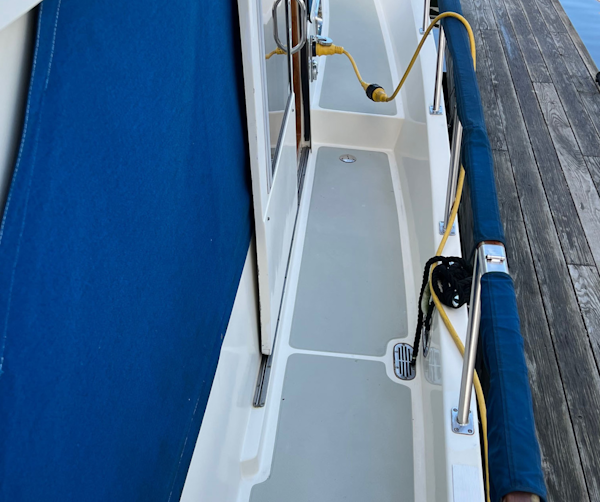 Custom-Taiwan Overseas Sundeck Performance 1986-The Tillie Seattle-Washington-United States-Walkaround Side Deck Starboard-3229922