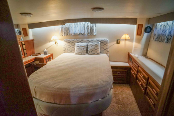 Californian-48 Motor Yacht 1989-Step 2 Bradenton-Florida-United States-Makeup Vanity To Starboard, Chest Of Drawers Port-3231187