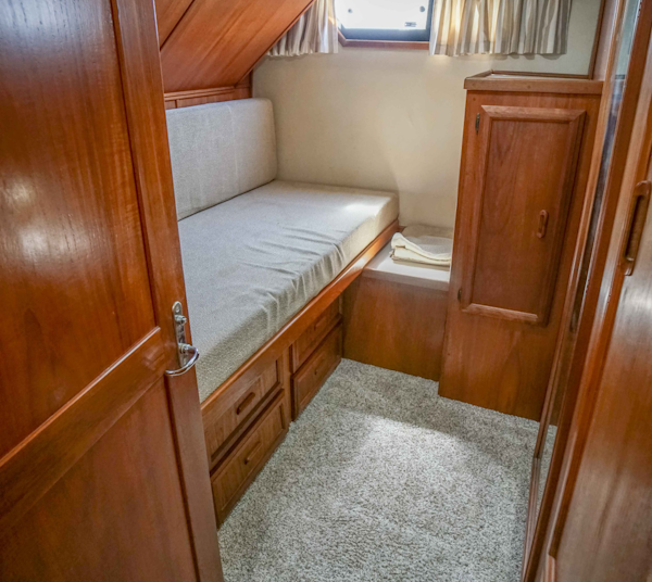 Californian-48 Motor Yacht 1989-Step 2 Bradenton-Florida-United States-Guest Stateroom Thwartship Lower Berth Forward That Converts To A Pull Out Double-3231191