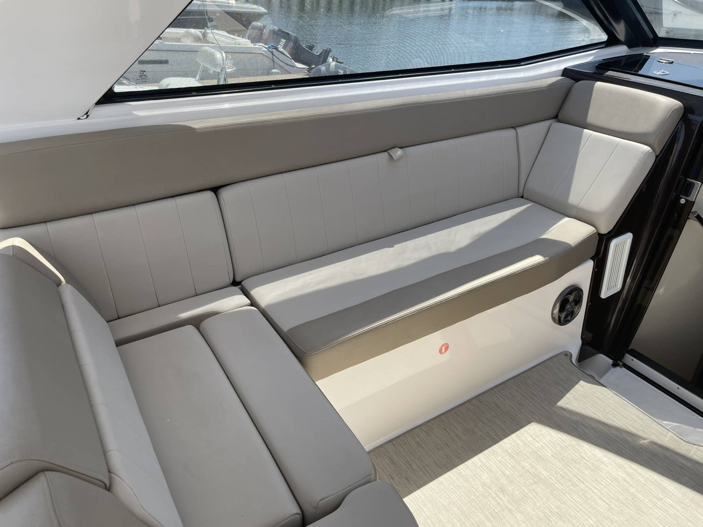Regal-35SC 2015-RAMBLIN WRECK Mount Pleasant-South Carolina-United States-Cockpit Seating-3266768 | Thumbnail