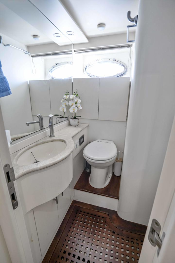 Pershing-76 Motor Yacht 2005-Denise Santa Marta-Colombia-2005 Pershing 76 Motor Yacht  Denise  Head-3333443