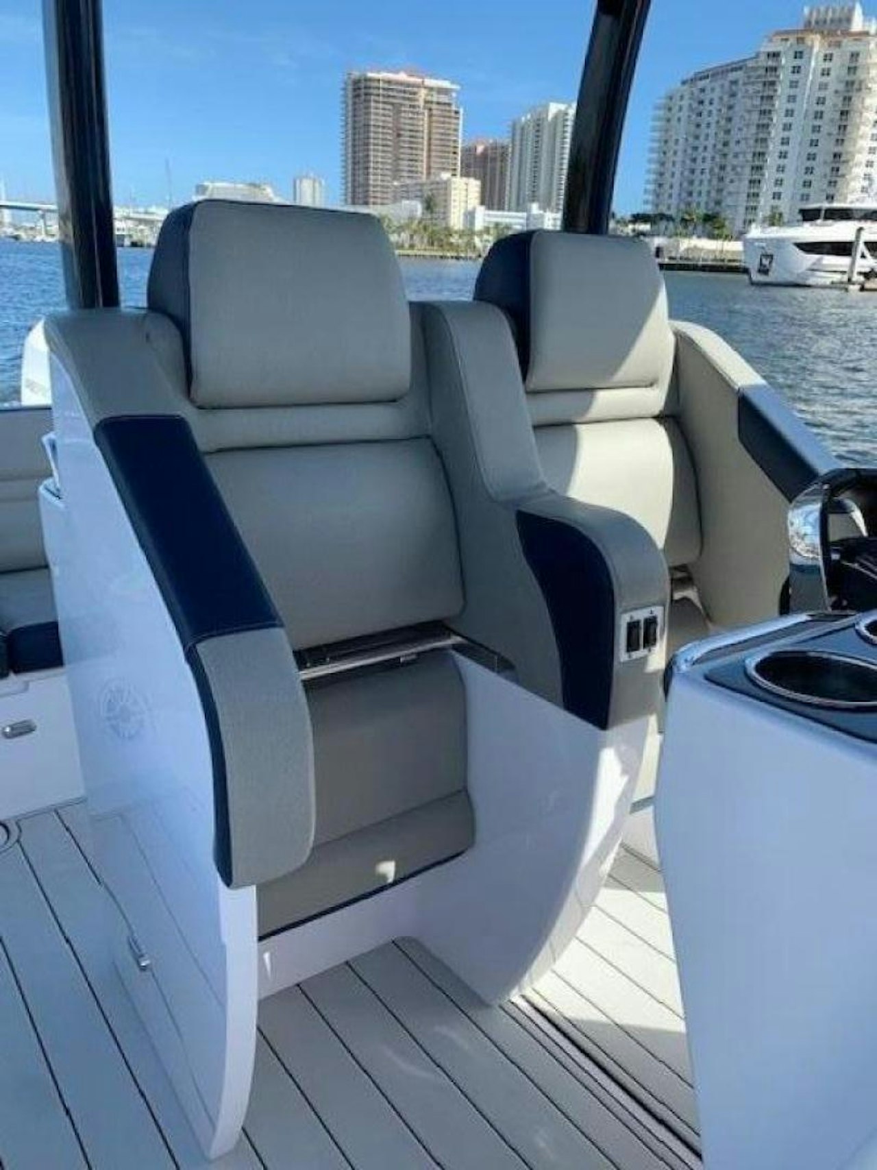 Used Airship 34' 340 For Sale In Florida Airship United Yacht Sales