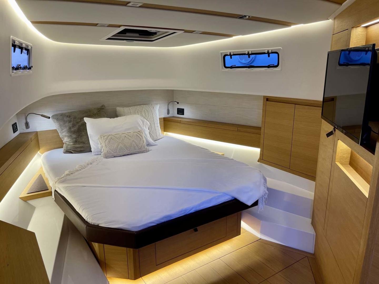 Pardo Yachts-43 2018-Silver Surfer Aventura-Florida-United States-Master Stateroom-3350032 | Thumbnail
