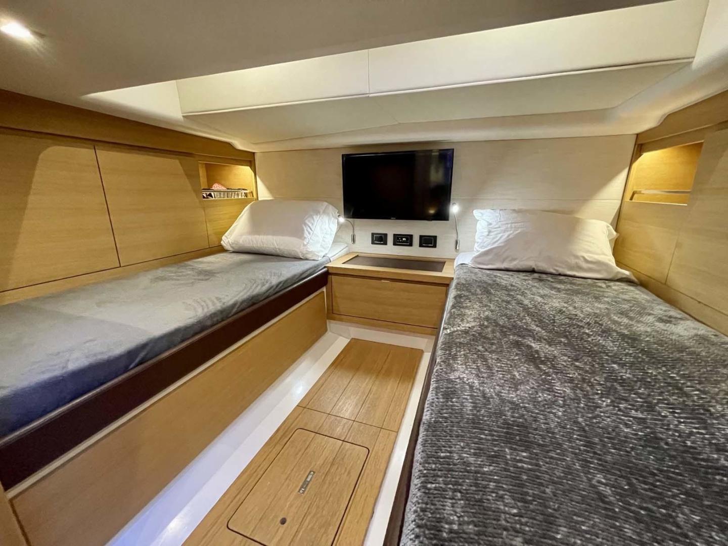 Pardo Yachts-43 2018-Silver Surfer Aventura-Florida-United States-Guest Stateroom-3350041 | Thumbnail