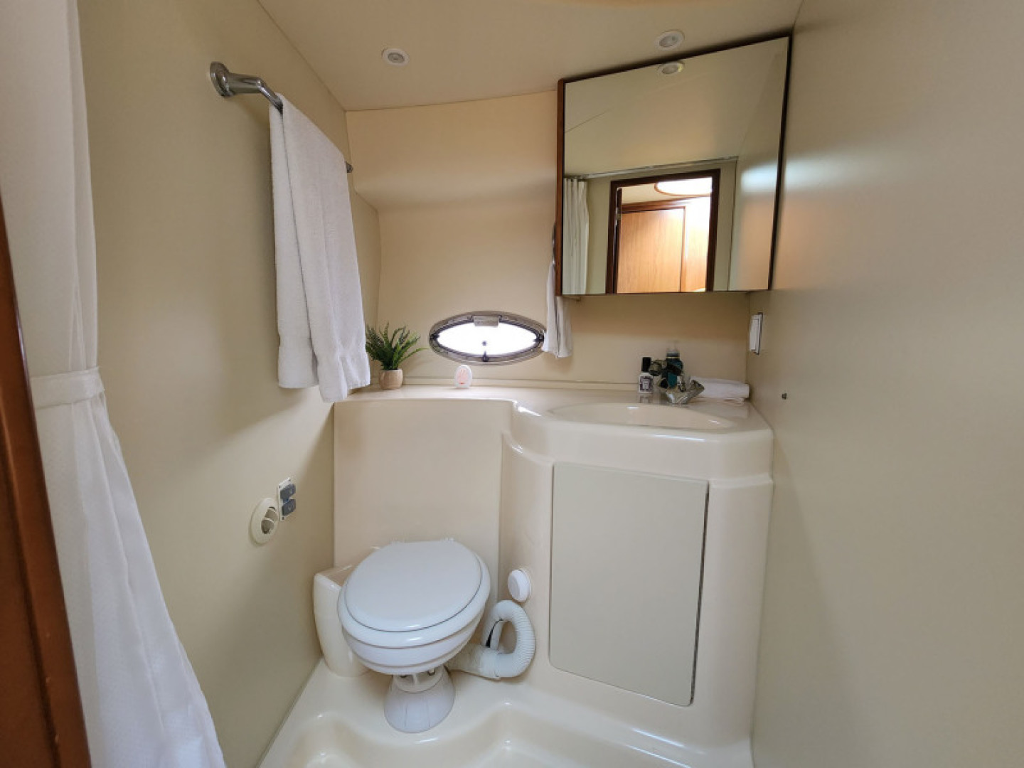 Silverton-Convertible 2008-To Adventure II Pompano Beach-Florida-United States-Head and Shower-3454941 | Thumbnail