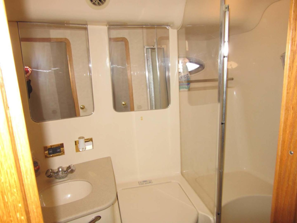 Sea Ray-480 Sedan Bridge 2000-LAST TANGO Saint Petersburg-Florida-United States-Guest Head and Shower Port-3557284