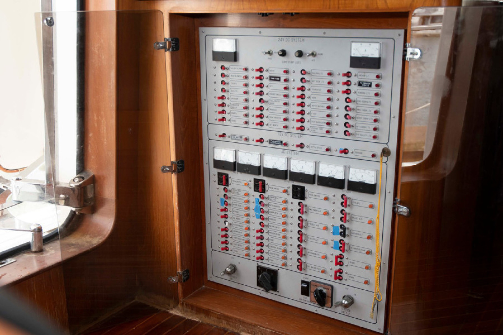 Monte Fino-65 Flybridge 1996-KIKI Mount Pleasant-South Carolina-United States-AC/DC Distribution Panel-3599234 | Thumbnail
