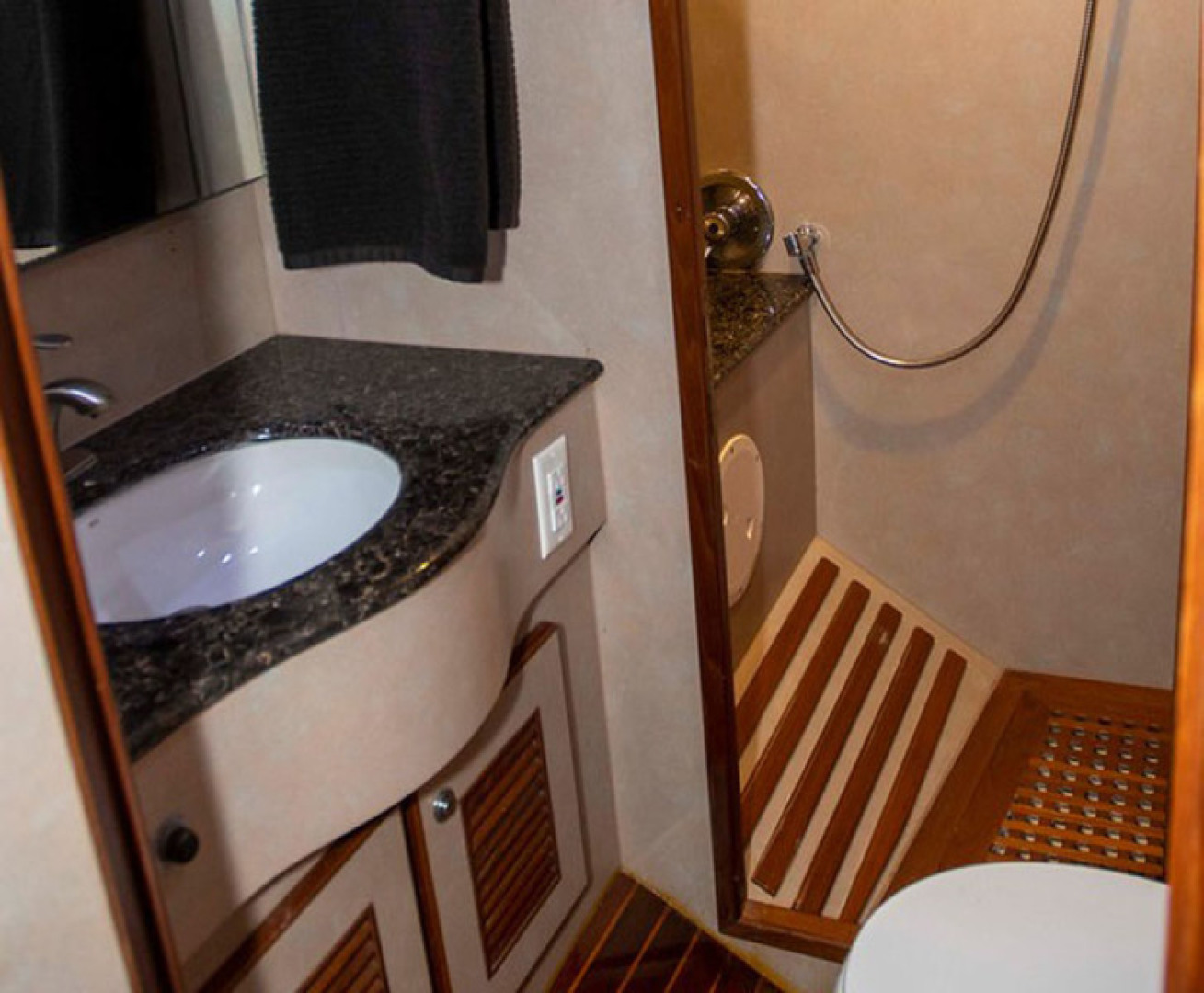 Monte Fino-65 Flybridge 1996-KIKI Mount Pleasant-South Carolina-United States-En-Suite Head-3599266 | Thumbnail