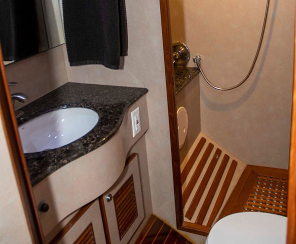 Monte Fino-65 Flybridge 1996-KIKI Mount Pleasant-South Carolina-United States-En-Suite Head-3599266