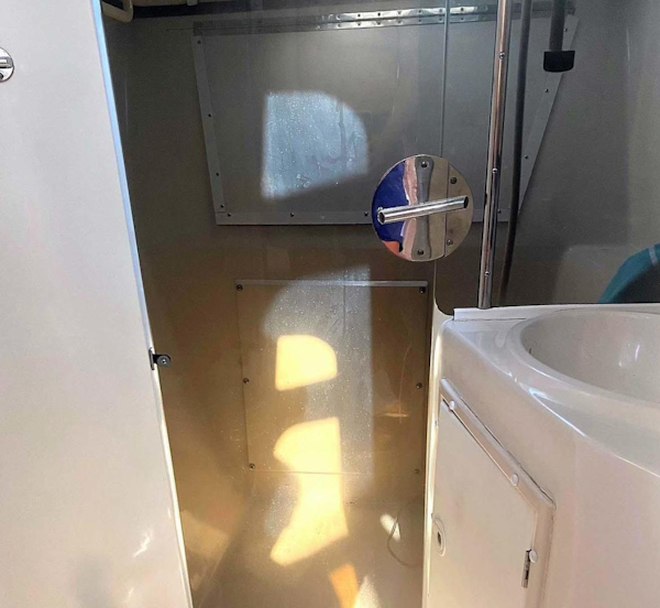 PDQ-36 LRC 1996-Forever Young II Tavernier-Florida-United States-Head and Shower-3603578