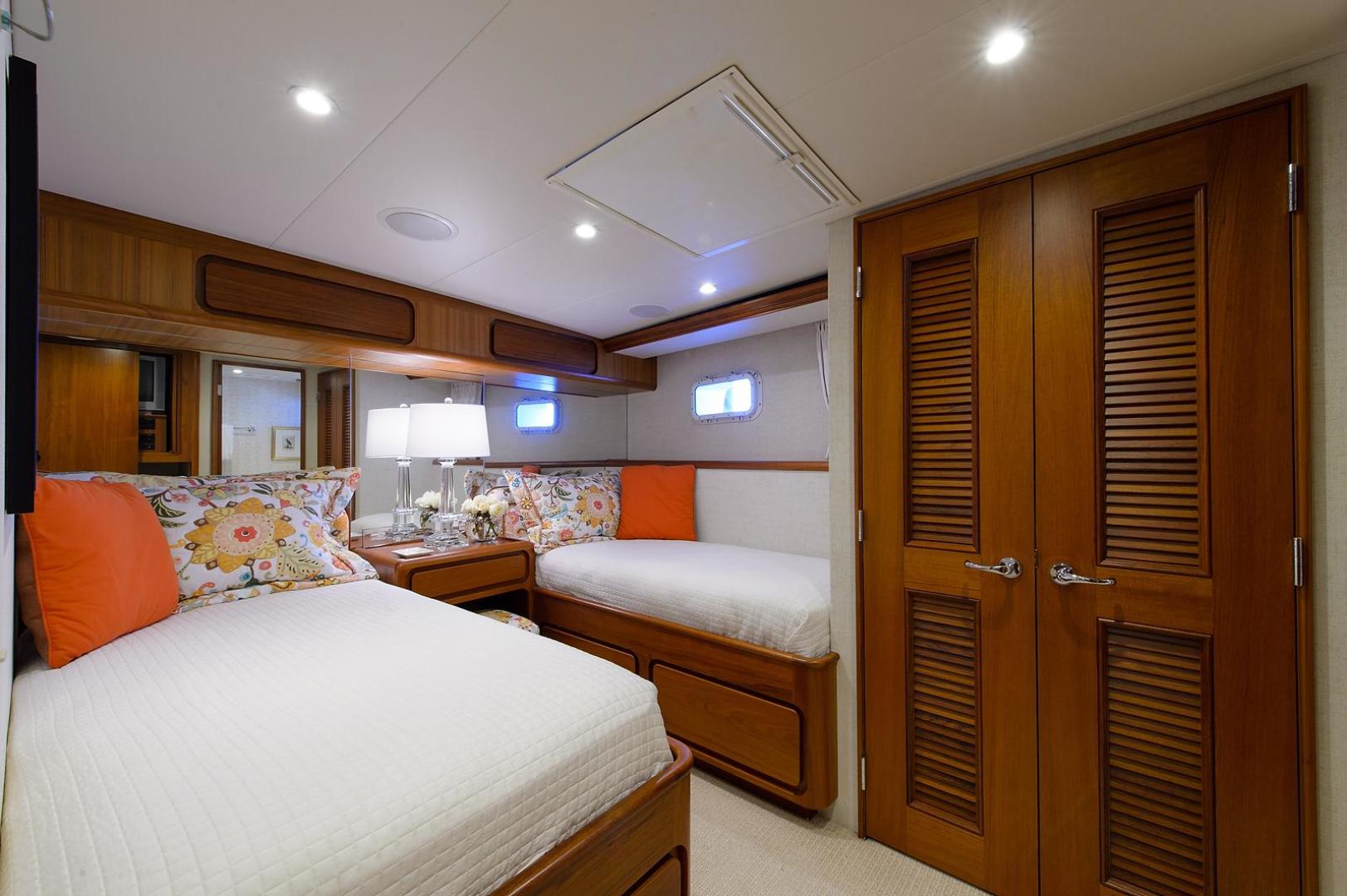 Burger 2001-DREAM CATCHER Auckland-New Zealand-GUEST STATEROOM-3676036 | Thumbnail