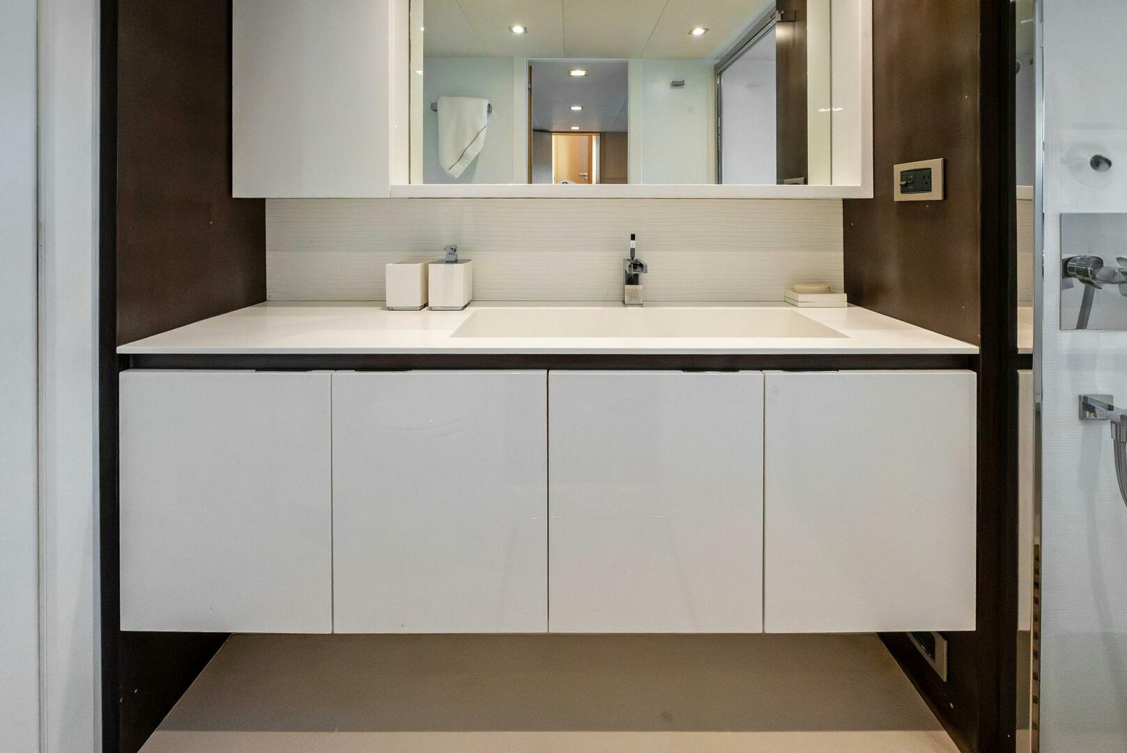 Absolute-64 2013-Blue Daksa North Miami Beach-Florida-United States-5693891 | Thumbnail