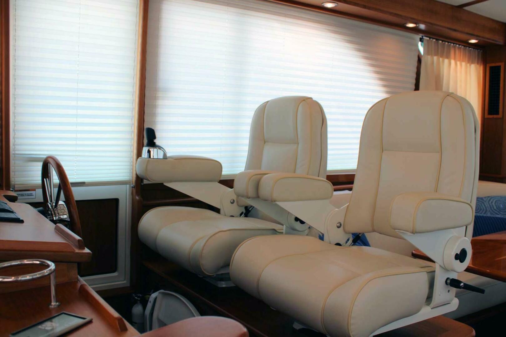 Sabre-45 Salon Express 2018-Ciel Bleu Venice-Florida-United States-Helm Seats And Side Door-3838940 | Thumbnail