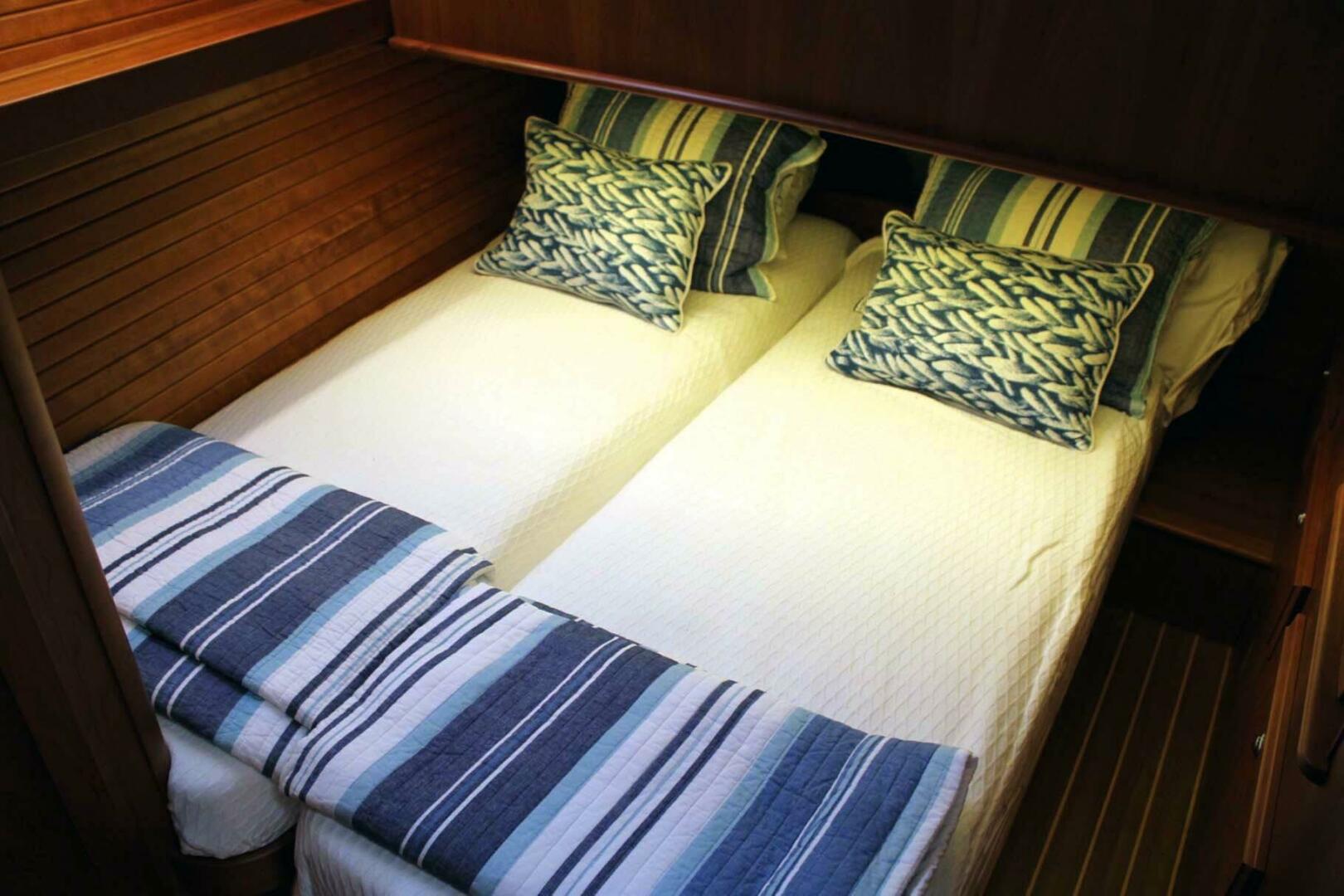 Sabre-45 Salon Express 2018-Ciel Bleu Venice-Florida-United States-Guest Beds Together-3838946 | Thumbnail