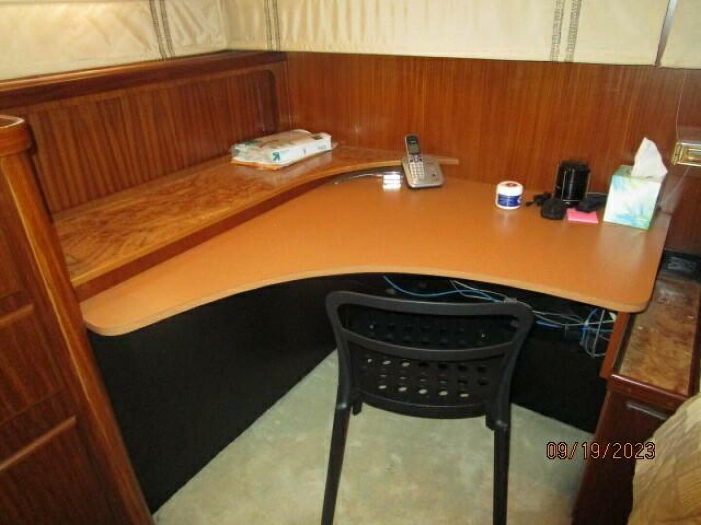 Hatteras-63 CPMY 1986-WOLO Jacksonville-Florida-United States-63 Hatteras master stateroom desk-3904583 | Thumbnail