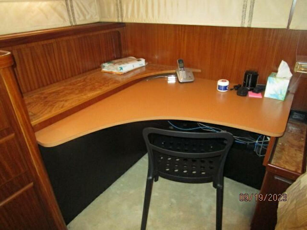 Hatteras-63 CPMY 1986-WOLO Jacksonville-Florida-United States-63 Hatteras master stateroom desk-3904583