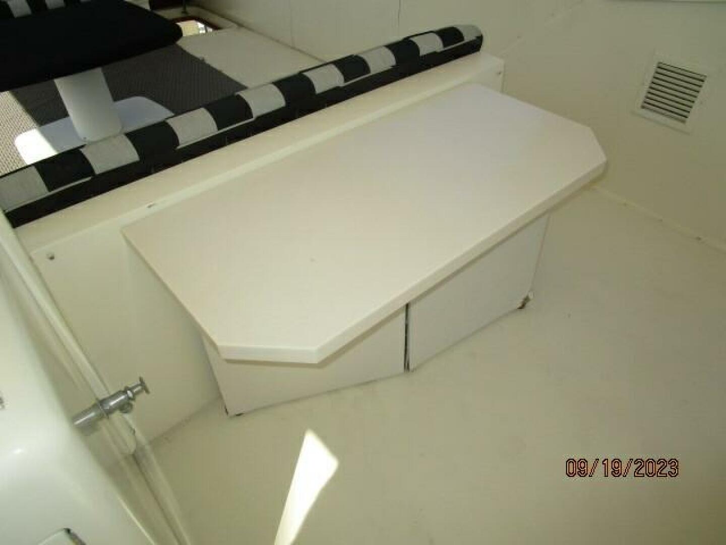Hatteras-63 CPMY 1986-WOLO Jacksonville-Florida-United States-63 Hatteras flybridge table-3904562 | Thumbnail