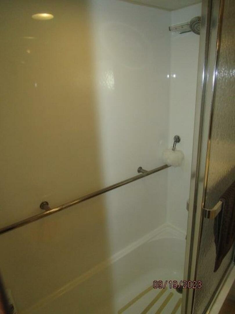 Hatteras-63 CPMY 1986-WOLO Jacksonville-Florida-United States-63 Hatteras master stateroom tub-shower-3904581 | Thumbnail