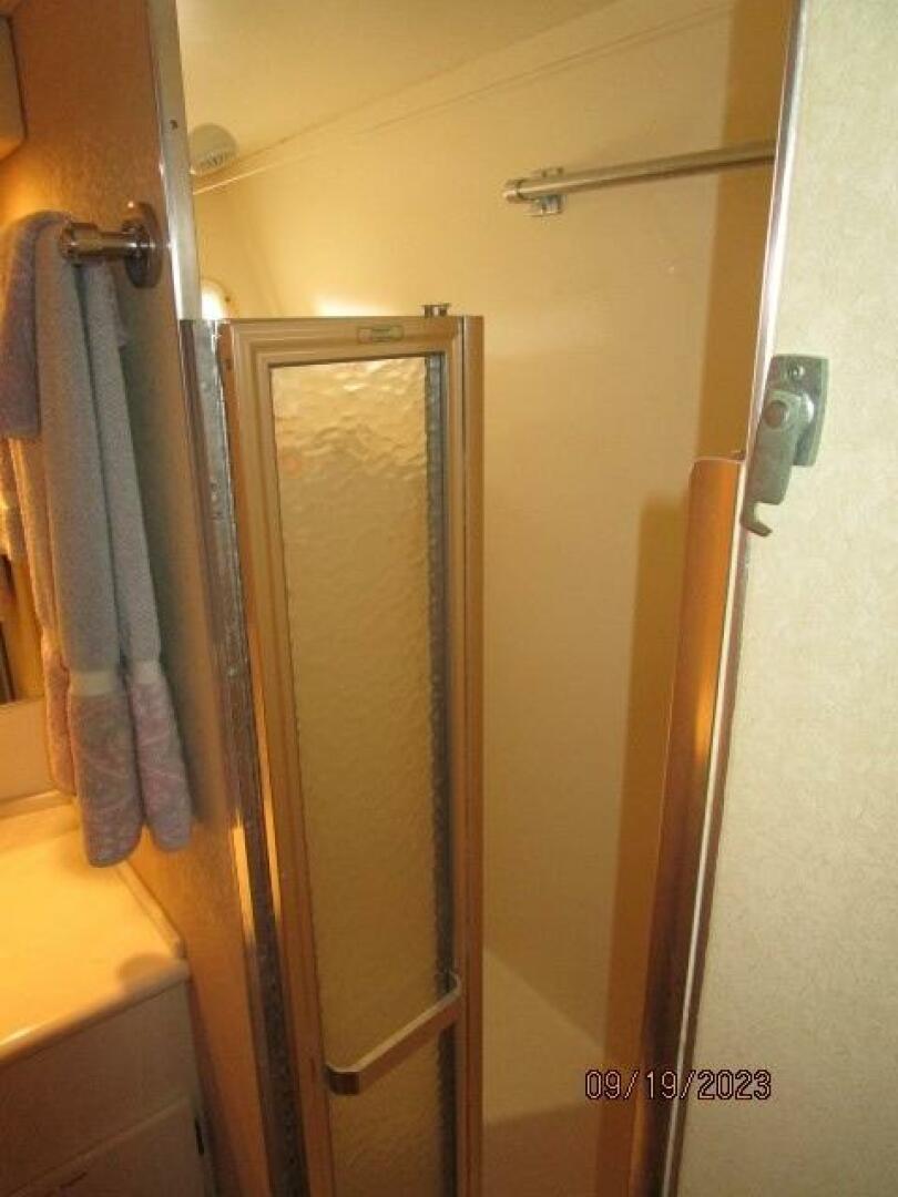 Hatteras-63 CPMY 1986-WOLO Jacksonville-Florida-United States-63 Hatteras forward stateroom shower-3904570 | Thumbnail