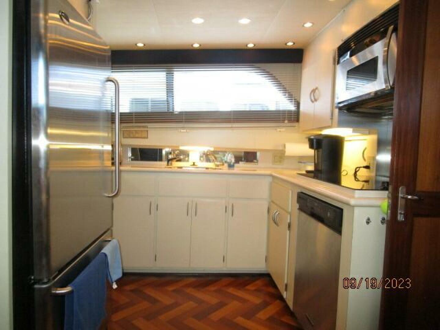 Hatteras-63 CPMY 1986-WOLO Jacksonville-Florida-United States-63 Hatteras galley2-3904573 | Thumbnail