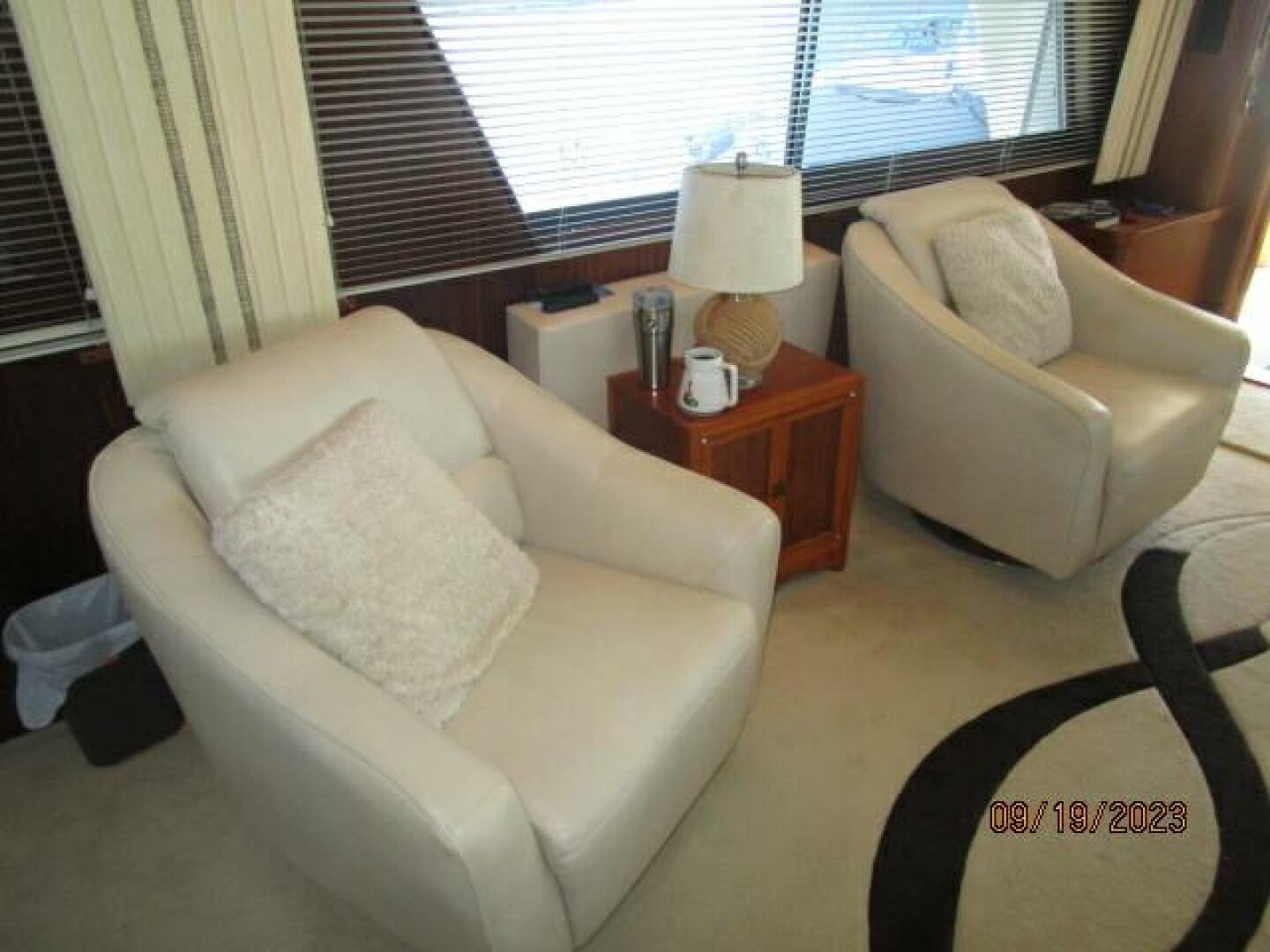 Hatteras-63 CPMY 1986-WOLO Jacksonville-Florida-United States-63 Hatteras salon starboard seating-3904616 | Thumbnail