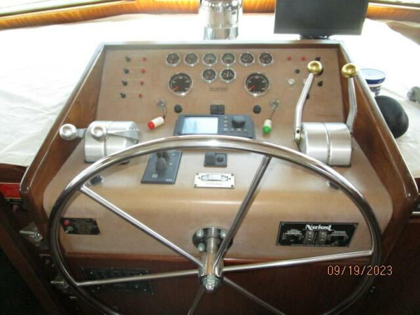 Hatteras-63 CPMY 1986-WOLO Jacksonville-Florida-United States-63 Hatteras lower helm2-3904594