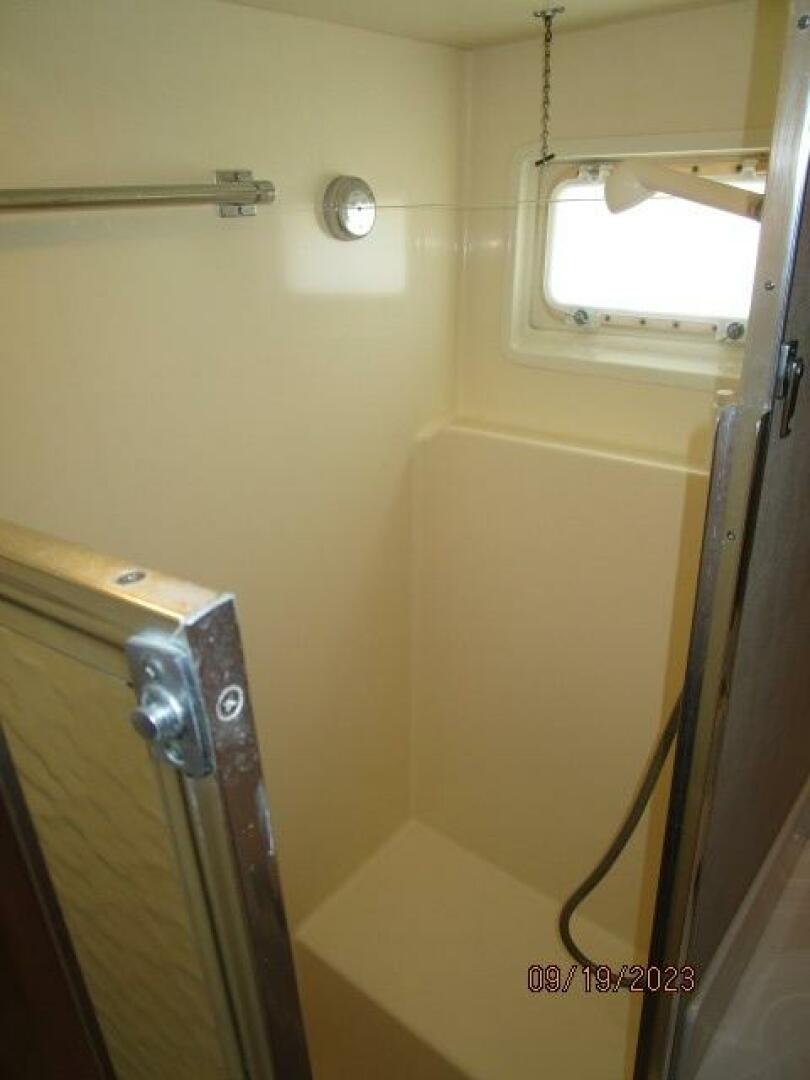 Hatteras-63 CPMY 1986-WOLO Jacksonville-Florida-United States-63 Hatteras starboard guest shower-3904625 | Thumbnail