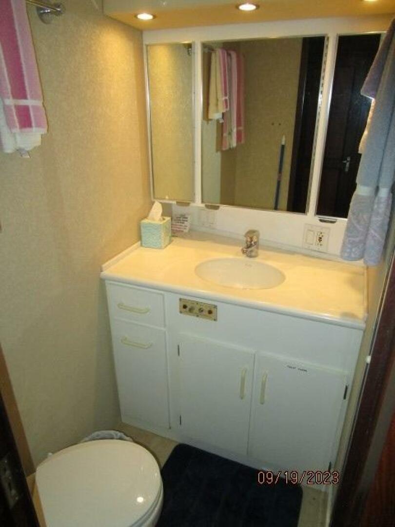 Hatteras-63 CPMY 1986-WOLO Jacksonville-Florida-United States-63 Hatteras forward stateroom head-3904569 | Thumbnail