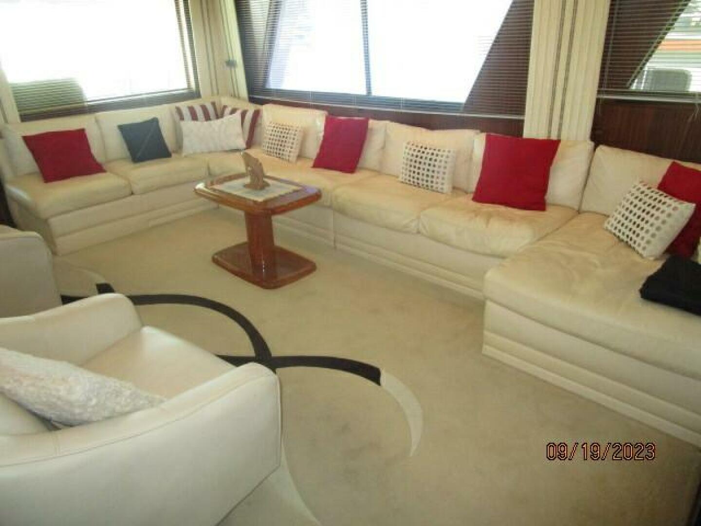 Hatteras-63 CPMY 1986-WOLO Jacksonville-Florida-United States-63 Hatteras salon port seating-3904614 | Thumbnail