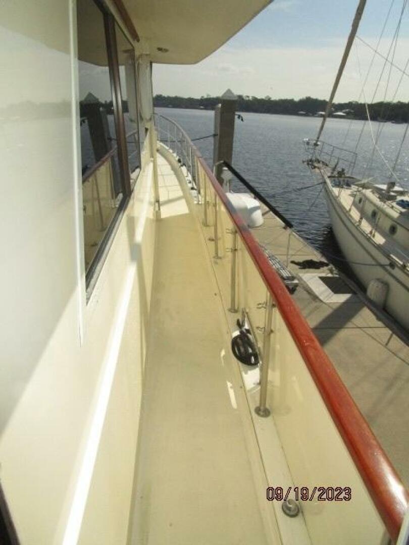 Hatteras-63 CPMY 1986-WOLO Jacksonville-Florida-United States-63 Hatteras starboard side deck2-3904629 | Thumbnail