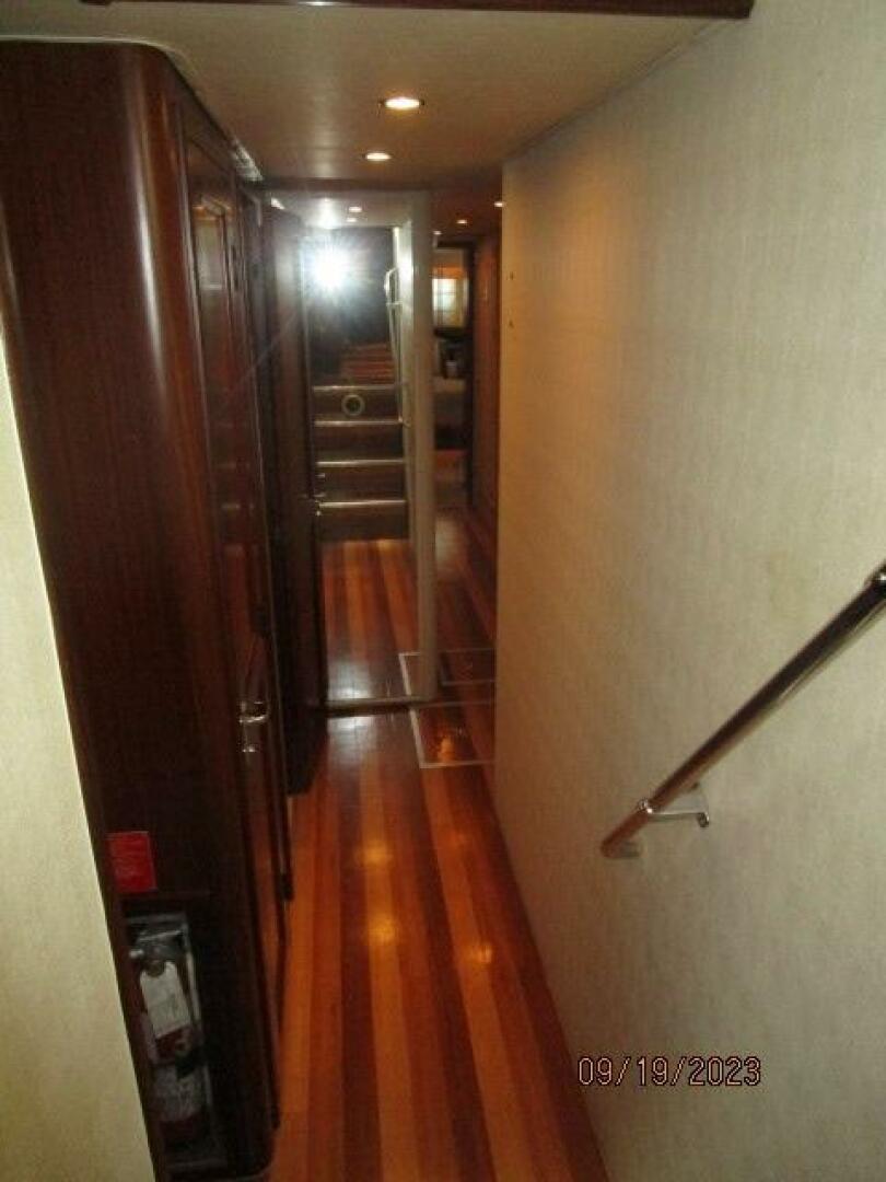 Hatteras-63 CPMY 1986-WOLO Jacksonville-Florida-United States-63 Hatteras guest companionway-3904578 | Thumbnail
